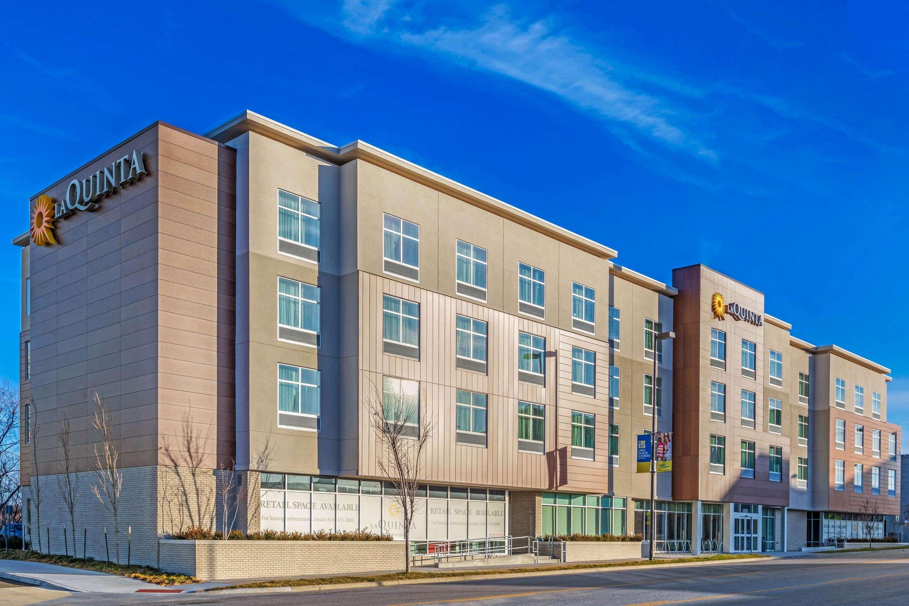 La Quinta Inn & Suites By Wyndham Kansas City Beacon Hill Exterior photo