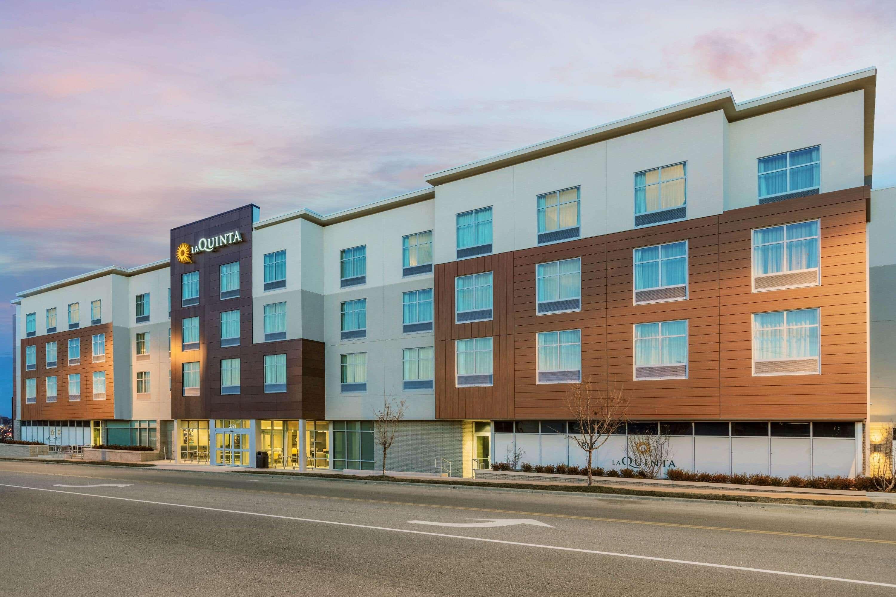 La Quinta Inn & Suites By Wyndham Kansas City Beacon Hill Exterior photo