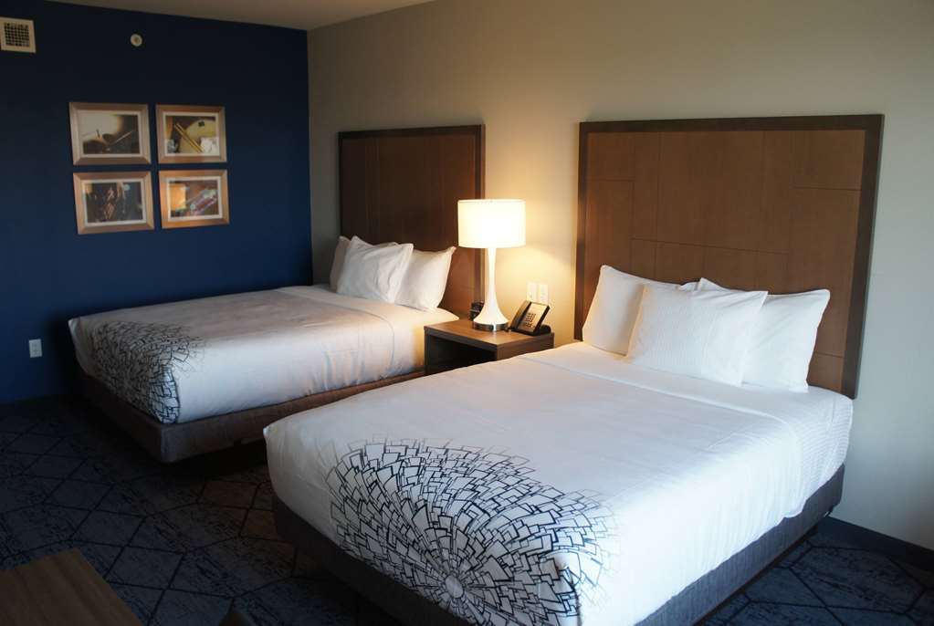 La Quinta Inn & Suites By Wyndham Kansas City Beacon Hill Room photo