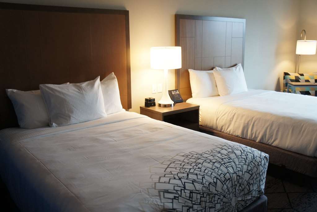 La Quinta Inn & Suites By Wyndham Kansas City Beacon Hill Room photo