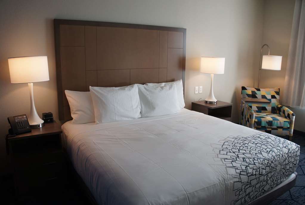 La Quinta Inn & Suites By Wyndham Kansas City Beacon Hill Room photo