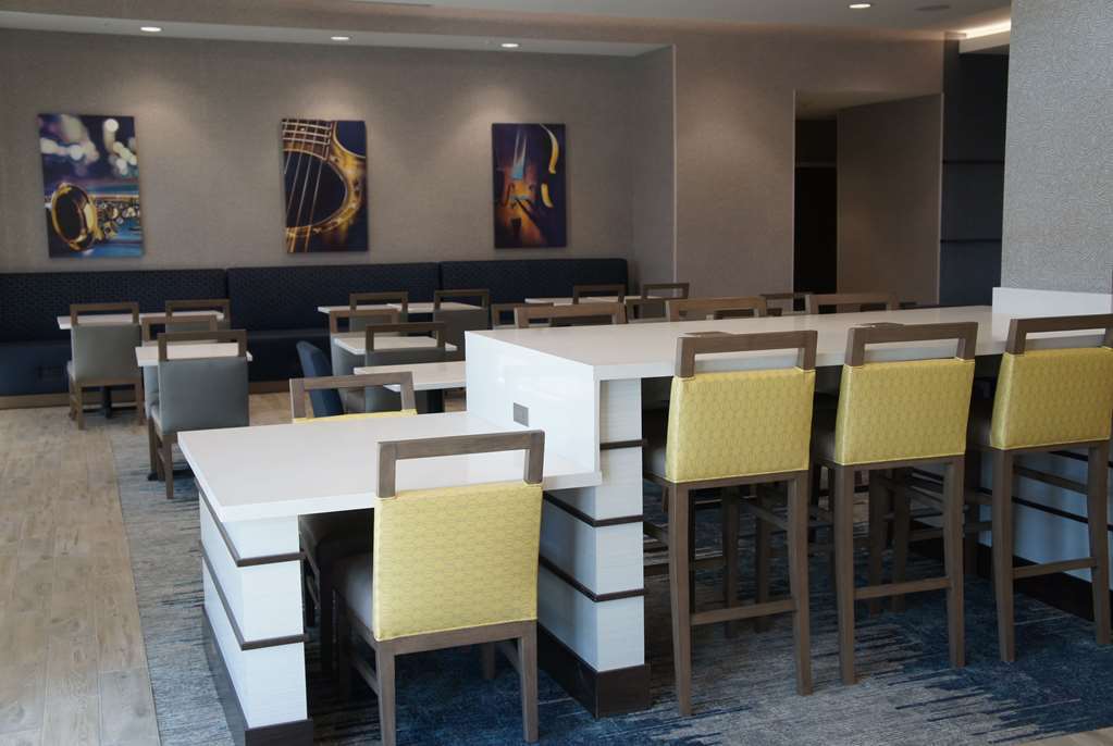 La Quinta Inn & Suites By Wyndham Kansas City Beacon Hill Restaurant photo